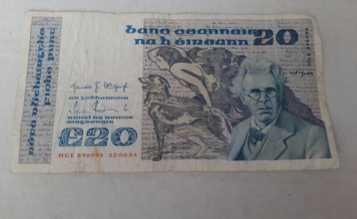 Bundle old irish bank notes