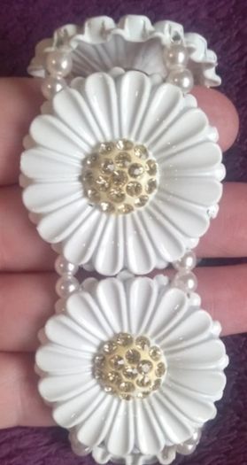 Daisy bracelet costume jewellery