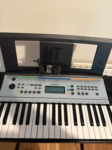 Like-New Yamaha YPT-255 61-Key Keyboard & Stand