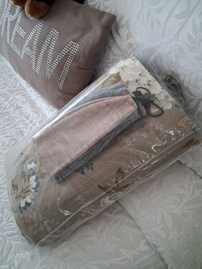 Curtins 2 pairs+one single curtin + 2 single bed runners to match
