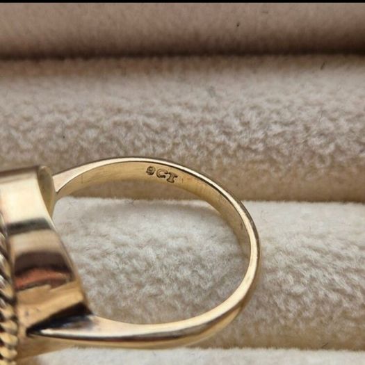 Beautiful 9K gold ring featuring a stunning large oval blue stone.