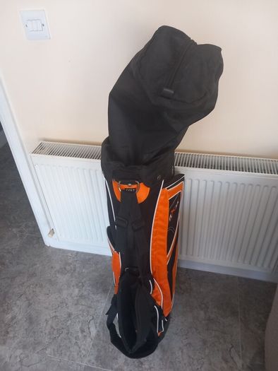 Dunlop golf clubs and bag with stand. Right handed clubs.