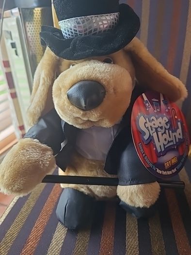 Stage hound singing dog
