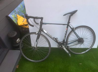 Giant Defy road bike, size ML (brakes not working)