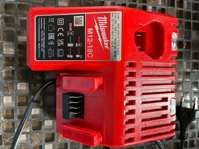 Milwaukee M18-12C charger
