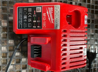 Milwaukee M18-12C charger