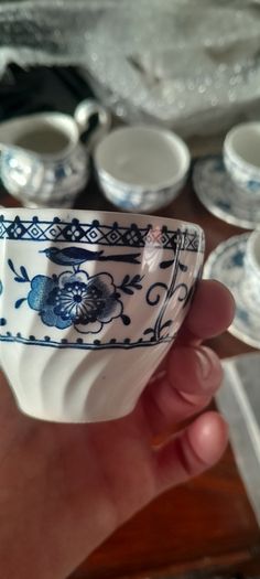 Indies make6 cups and 6 saucers