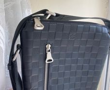 Louise Vuitton Demier Infini Discovery Messenger