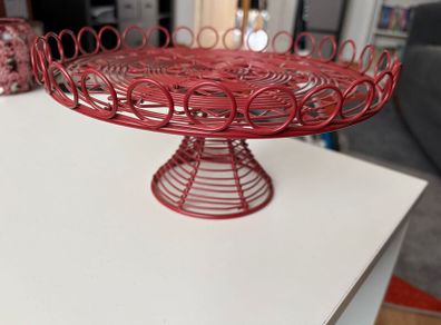 Metal cake stand