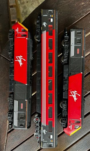 hornby train This is a Hornby OO gauge model of a British Rail Class 43 InterCity 125 High Speed Train (HST) power car in Virgin Trains livery. It also includes a coach and a dummy engine. Price is for all 3