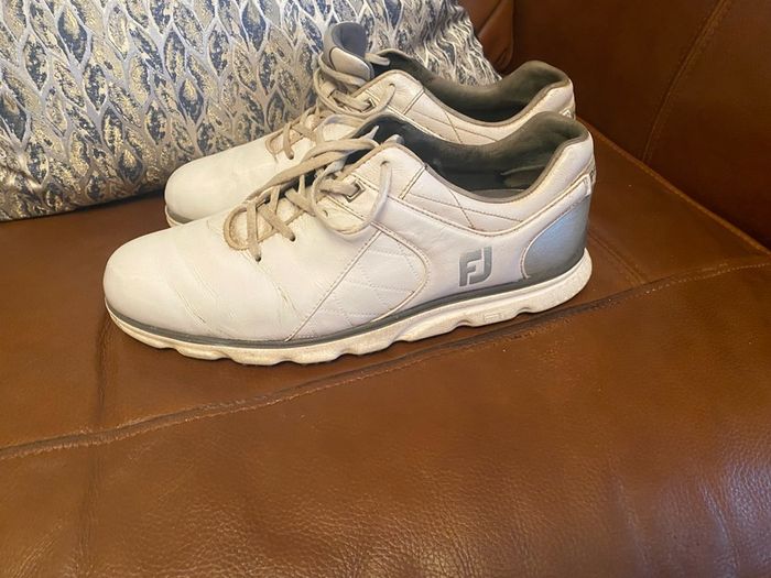 Golf shoes