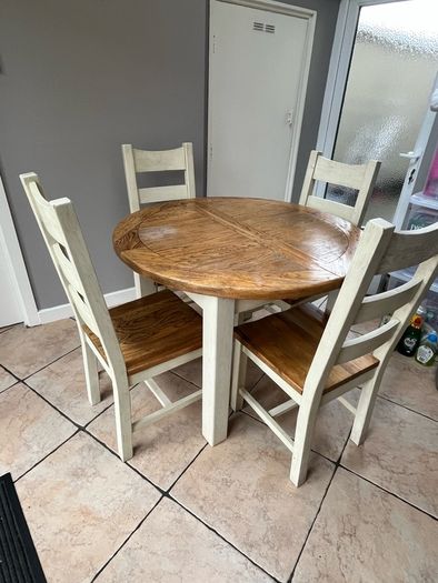 Solid oak expandable dining table and chairs