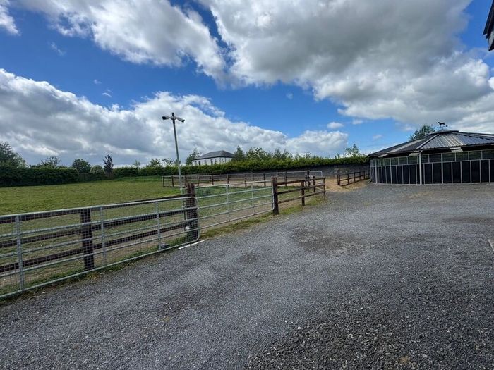 6 stables  walker sand paddock half acre paddock