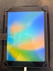 Apple iPad 5th Generation 32GB WiFi Case Included
