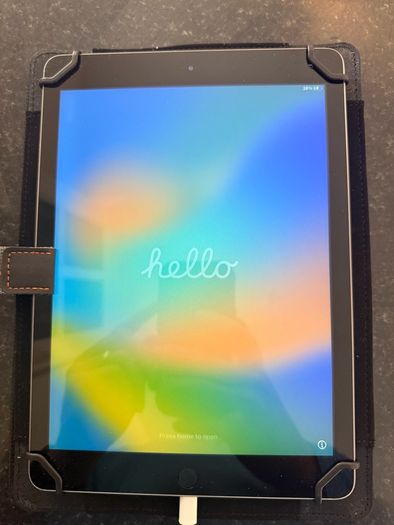 Apple iPad 5th Generation 32GB WiFi Case Included