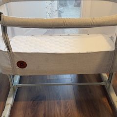 Baby cot / bedside