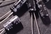 Capacitor 100uf 10v - 8 Capacitors