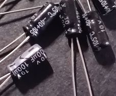 Capacitor 100uf 10v - 8 Capacitors