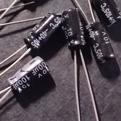 Capacitor 100uf 10v - 8 Capacitors