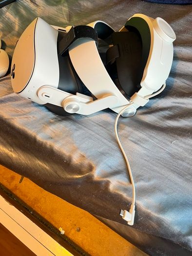 Meta quest 3s with battery pack headband