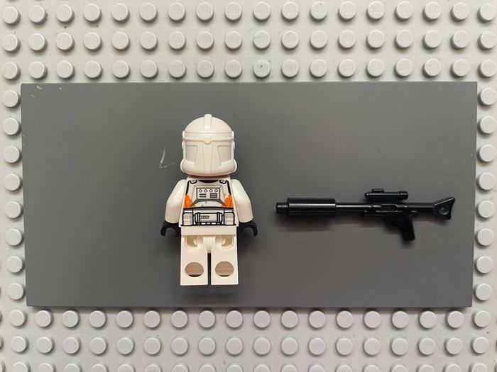 lego Star Wars sw1235 Clone Trooper, 212th Attack Battalion (Phase 2) minifigure- White Arms, Dirt Stains, Nougat Head, Helmet with Holes
