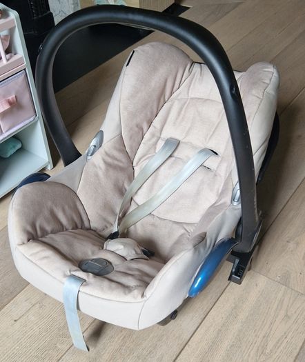 Car seat: Maxi cosy with Isofix base