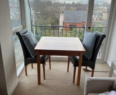 Extendable dining table and four chairs