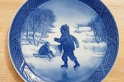 Royal Copenhagen 1965 Christmas wall plate "Little Skaters" designed by Kai Lange  diameter 18.5cm
