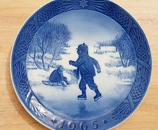 Royal Copenhagen 1965 Christmas wall plate "Little Skaters" designed by Kai Lange  diameter 18.5cm