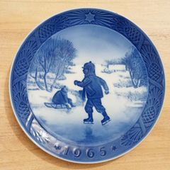 Royal Copenhagen 1965 Christmas wall plate "Little Skaters" designed by Kai Lange  diameter 18.5cm
