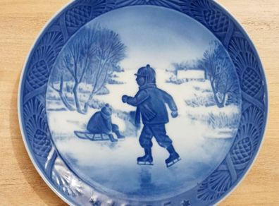 Royal Copenhagen 1965 Christmas wall plate "Little Skaters" designed by Kai Lange  diameter 18.5cm
