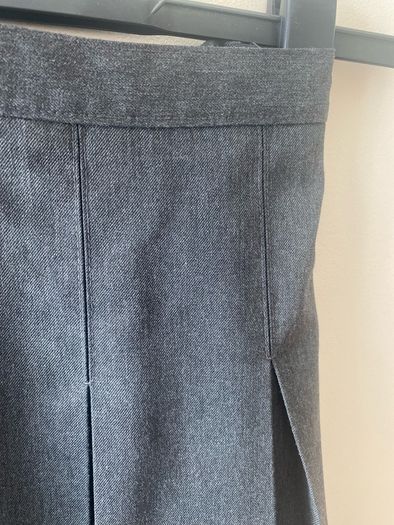 Dunnes grey skirt (as new) age 7