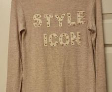 Age 9 / 10 Years  - A Lovely Soft Knit Top with Cute Pearl Logo - Read Carefully