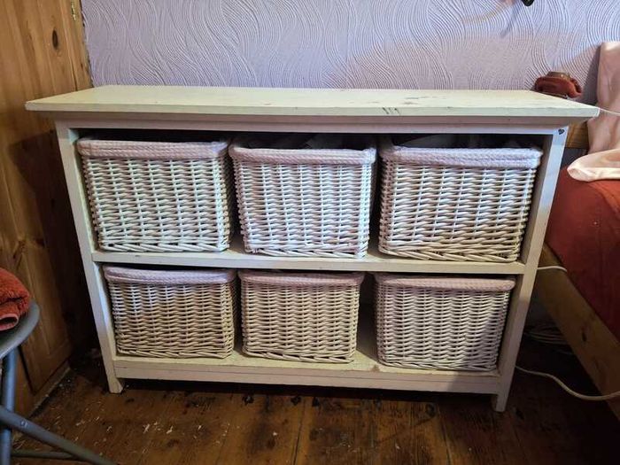 Storage unit with wicker baskets