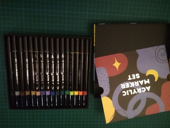 32 Acrylic marker set for fabric, metal, ceramic, stone, wood, paper etc