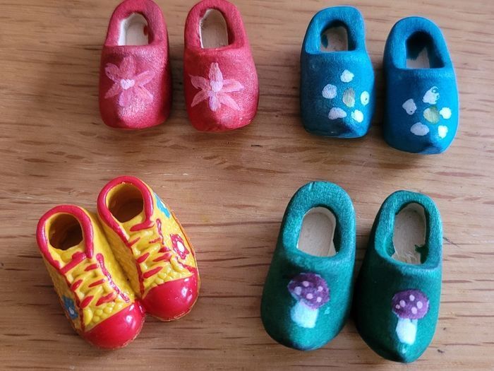 Dolls house - Miniature shop - hats, shoes, handbags, umbrellas and more