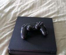 PlayStation 4 SLIM like new 1000gb hard drive