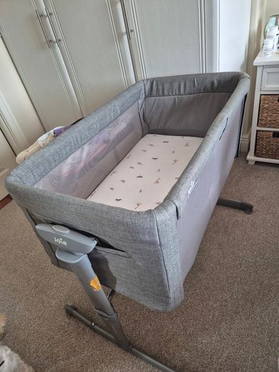 Joie Roomie Co-Sleeper Crib  Excellent Condition