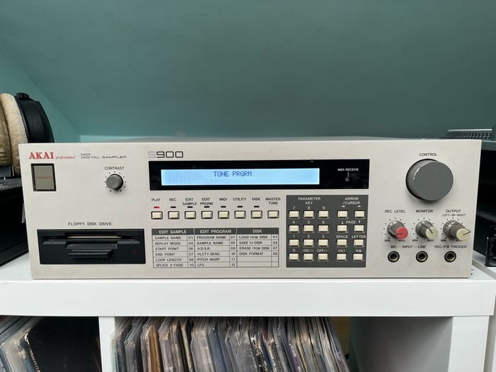 Akai S900