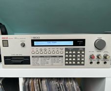 Akai S900