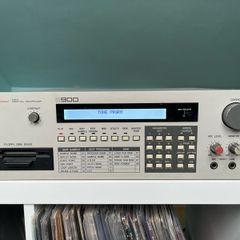 Akai S900