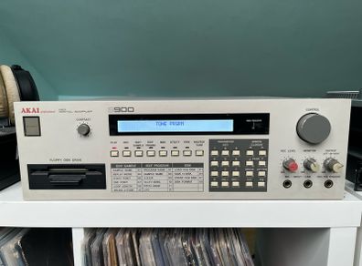 Akai S900