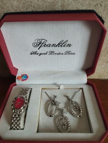 Beautiful set of silver tone jewelry.