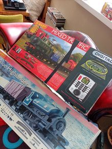 Train sets empty boxes