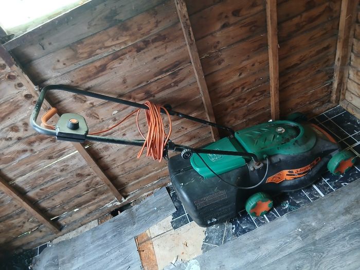 Electric lawnmower