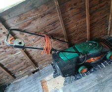 Electric lawnmower