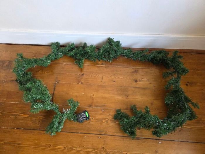 Woodie's 2.5m Pre-Lit Christmas Garland