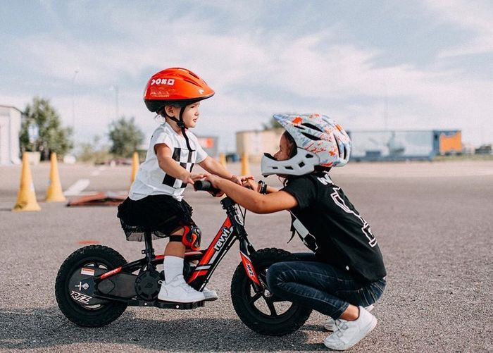 Revvi 12 Inch Lithium-ion 24v Kids Electric Balance Bike 2-6 Years