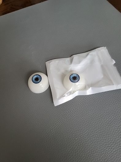 Pair of glass eyes