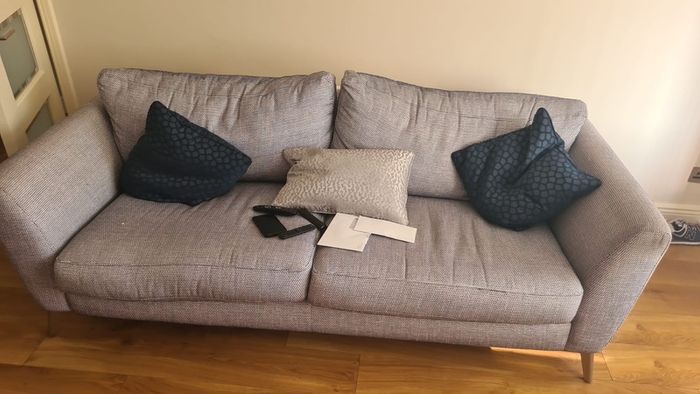 couch 5 months old like new paid 4000 for it now my mam wants a new one